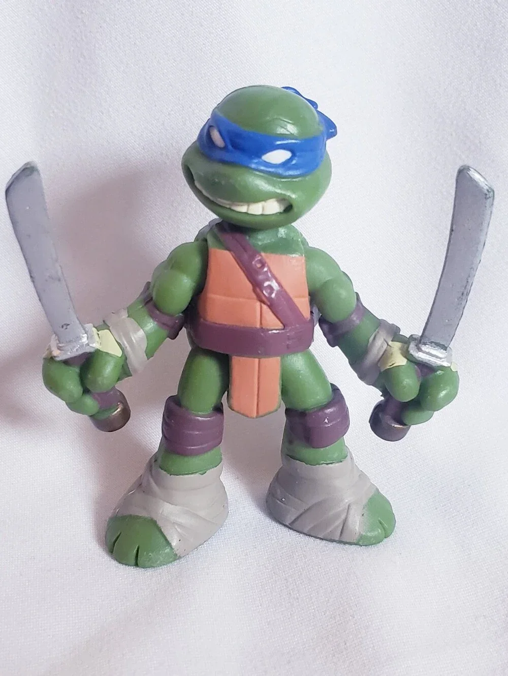 TMNT Half-shell Heros Rooftop Ruckus Leonardo Action Figure with Swords